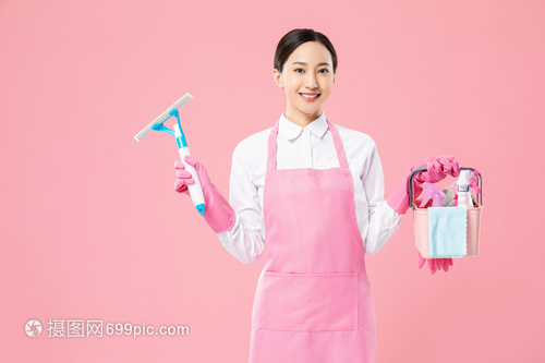 家政保潔員使用玻璃刷的專業(yè)清潔技術